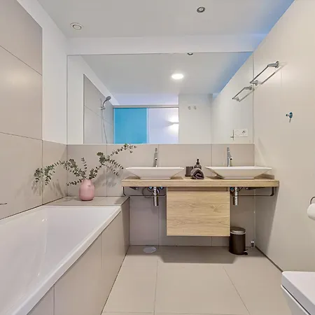 Luxurious 3-bed And 3 Bathroom - Reserva Del Higueron *